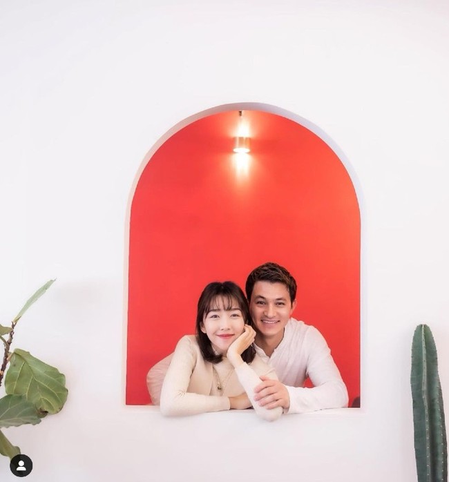 Sunny Dahye dan Chris telah berpacaran selama setahun sebelum akhirnya bertunangan pada 2020. Artinya hingga kini menikah, jalinan cinta mereka sudah berjalan selama dua tahun. Dan sebelum menjalin asmara, keduanya sudah berteman selama empat tahun. Foto: Dok. Instagram @sunnydahye @chrisokano