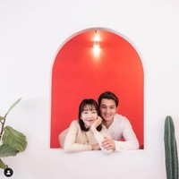 Sunny Dahye dan Chris telah berpacaran selama setahun sebelum akhirnya bertunangan pada 2020. Artinya hingga kini menikah, jalinan cinta mereka sudah berjalan selama dua tahun. Dan sebelum menjalin asmara, keduanya sudah berteman selama empat tahun. Foto: Dok. Instagram @sunnydahye @chrisokano