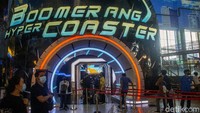 Wahana permainan Boomerang Hyper Coaster curi atensi pengunjung Trans Studio Cibubur. Wahana permainan ini cocok untuk pengunjung yang ingin pacu adrenalin.