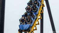 Begini beragam ekspresi pengunjung saat menjajal wahana permainan Boomerang Hyper Coaster di Trans Studio Cibubur, Jakarta, Selasa (1/6/2021). 