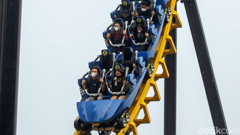Uji Adrenalin Menjajal Boomerang Hyper Coaster di Trans Studio Cibubur Wahana permainan Boomerang Hyper Coaster curi atensi pengunjung Trans Studio Cibubur. Wahana permainan ini cocok untuk pengunjung yang ingin pacu adrenalin.