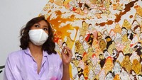Selama bergelut di bidang seni, Edrike secara kosisten menggunakan alat lukis dari bahan tradisional.