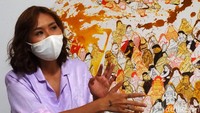 Edrike Joosencia (30), perupa asal Cimahi menunjukkan lukisan hasil karyanya.