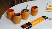 Terkadang, harga alat dan bahan yang mahal menjadi pembatas para muridnya untuk berkreativitas, sehingga tercetuslah penggunaan bahan tradisional dari bumbu dan rempah ini.