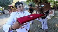 Untuk menghindari adanya kerumunan masyarakat yang bisa menyebabkan penularan COVID-19, pemda setempat meniadakan kirab Grebeg Pancasila yang sebelumnya rutin dilaksanakan dalam memperingati hari lahirnya Pancasila dan menggantinya dengan menggelar upacara budaya dengan menerapkan protokol kesehatan ketat. ANTARA FOTO/Irfan Anshori