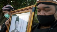 Budayawan mengheningkan cipta saat mengikuti Upacara budaya Grebeg Pancasila di halaman Museum Istana Gebang Blitar, Jawa Timur, Selasa (1/6/2021). Mereka juga membawa foto sang bapak proklamator Soekarno. ANTARA FOTO/Irfan Anshori