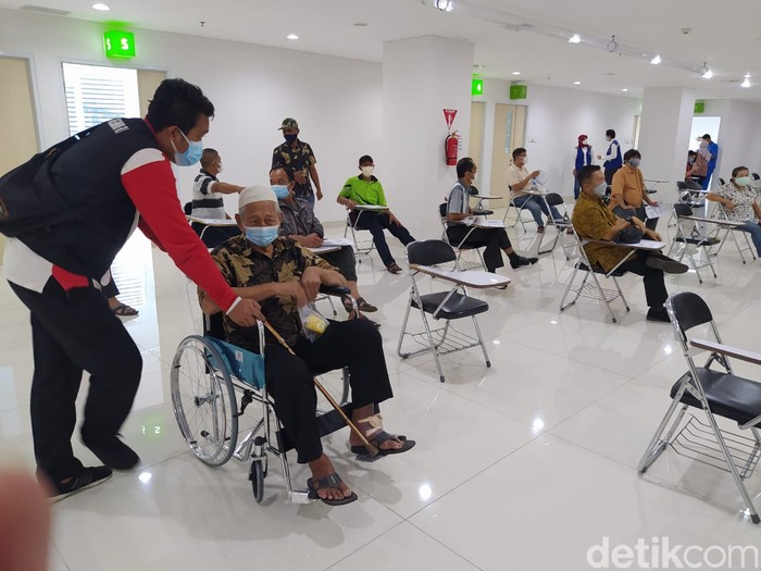 Program vaksinasi Corona Pancasila dibuka di RS Ukrida tepat di Hari Lahir Pancasila, 1 Juni 2021. Menyasar 5.000 warga usia 50 tahun ke atas. Ini potretnya.