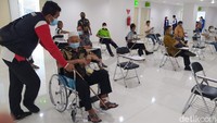 Sejumlah tokoh hingga penyandang disabilitas ikut divaksinasi Corona di RS Ukrida. Adapula aparat pelayanan publik, hingga pedagang.  