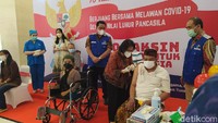 Program Vaksinasi Pancasila menggunakan vaksin AstraZeneca. Acara digelar di RS Ukrida, Kebon Jeruk, Jakarta Barat.  
