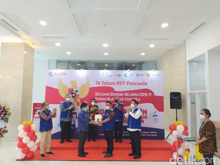 Program vaksinasi Corona Pancasila dibuka di RS Ukrida tepat di Hari Lahir Pancasila, 1 Juni 2021. Menyasar 5.000 warga usia 50 tahun ke atas. Ini potretnya.