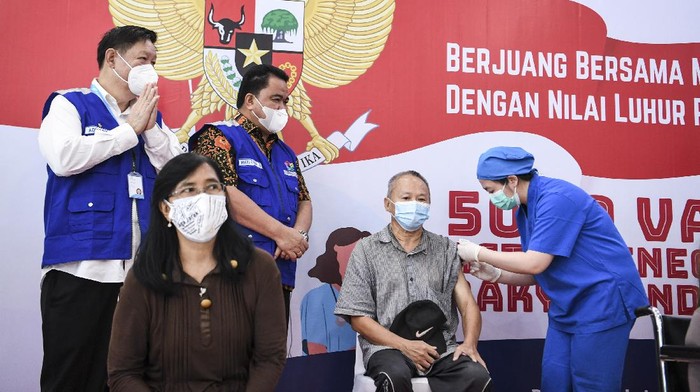 VAKSINASI COVID-19 PERINGATI HARI LAHIR PANCASILA Plt Dirjen Pencegahan dan Pengendalian Penyakit Kemenkes Maxi Rein Rondonuwu (kedua kiri) dan Ketua Umum KILLCOVID19 Adharta Ongkosaputra (kanan) menyaksikan pra-lansia disuntik vaksin COVID-19 AstraZeneca di Rumah Sakit Ukrida, Jakarta, Selasa (1/6/2021). Memperingati Hari Lahir Pancasila Komunitas Indonesia Lawan Libas COVID-19 (KILLCOVID19) bekerja sama dengan Kemenkes, RS Ukrida dan RS Pertamina Bina Medika melaksanakan vaksinasi COVID-19 kepada 5000 warga pra-lansia, difabel, tuna wisma dan tokoh agama. ANTARA FOTO/Hafidz Mubarak A/aww.