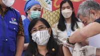Warga kelompok umur pra-lansia menerima vaksin COVID-19 AstraZaneca di Rumah Sakit Ukrida, Jakarta, Selasa (1/6/2021). ANTARA FOTO/Hafidz Mubarak A