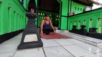 Saat ditemui detikcom, Rabu (2/6/2021) sore, Waluyo tengah bersantai di atas karpet merah lusuh yang terbentang di pelataran cungkup. Karpet itu menjadi alas tidur lelaki kelahiran 1957 tersebut.  