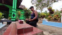 Saat itu kata Waluyo, kondisi makam sangat memprihatinkan. Di sekelilingnya banyak ditumbuhi tanaman liar. Singkatnya makam tak terurus. Dari sinilah Waluyo lantas berikrar, bakal mengurus makam tersebut hingga terlihat layak. Sebelum masa itu tiba, ia berjanji tidak akan pulang ke Lampung.  
