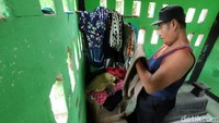 Waluyo sudah tinggal di situ sejak 2011 silam. Untuk memenuhi kebutuhan hidupnya, pria bertubuh tambun ini bekerja serabutan. Paling sering jadi kuli bangunan. Pantang baginya meminta uang secara cuma-cuma.  