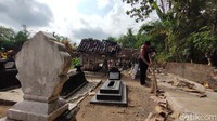 Dari perasaan itu, Waluyo memantapkan tekad untuk kembali ke tanah kelahirannya. Sekitar pertengahan 2011 ia akhirnya pulang, tetapi tidak ke bekas rumahnya dulu, melainkan ke makam ayah dan leluhurnya di Karang Tengah Kidul.  