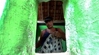 Di tanah rantau itu, Waluyo memulai hidup baru. Ia bekerja, mencari nafkah, untuk menghidupi istri dan enam anaknya. Hal itu ia jalani selama puluhan tahun. Selama itu pula ia jarang sekali pulang ke kampung halamannya. Hingga suatu hari muncul rasa rindu dan bersalah di benak Waluyo.  