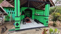 Namun jika kita masuk ke tengah area makam, bakal menemukan sebuah bangunan bercat hijau yang di dalamnya terdapat sejumlah nisan. Bangunan yang biasa disebut cungkup itu menjadi tempat Waluyo tinggal selama satu dasawarsa terakhir.  