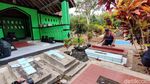 Lansia Ini 10 Tahun Tinggal di Makam Orang Tuanya