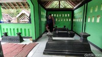 Masa kecil Waluyo dihabiskan di Karang Tengah Kidul. Beranjak dewasa, ia memutuskan merantau ke Lampung. Aksinya itu dilakukan pada tahun 1976 atau dua tahun setelah ayahnya meninggal dunia.  