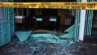 Pecahan kaca berserakan di lokasi ledakan di sebuah rumah makan di Makassar, Sulawesi Selatan, Rabu (2/6/2021).
