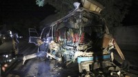 Ledakan ini menewaskan sedikitnya 10 orang dan melukai belasan lainnya.  