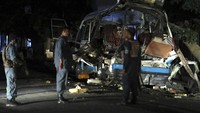 Juru bicara pemerintah Afghanistan menyebut dua bom awal menargetkan kendaraan minivan yang terjadi di daerah berpenduduk etnis Hazara di ibu kota.  