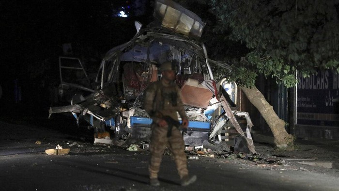Afghanistan Gelap Gulita Pasca Ledakan Tiga Bom Afghan security personnel inspect the site of a bomb explosion in Kabul, Afghanistan, Tuesday, June 1, 2021. An Afghan government spokesman says two bombs exploded in quick succession in separate locations of a neighborhood in west Kabul, leaving multiple people dead and wounded. (AP Photo/Rahmat Gul)