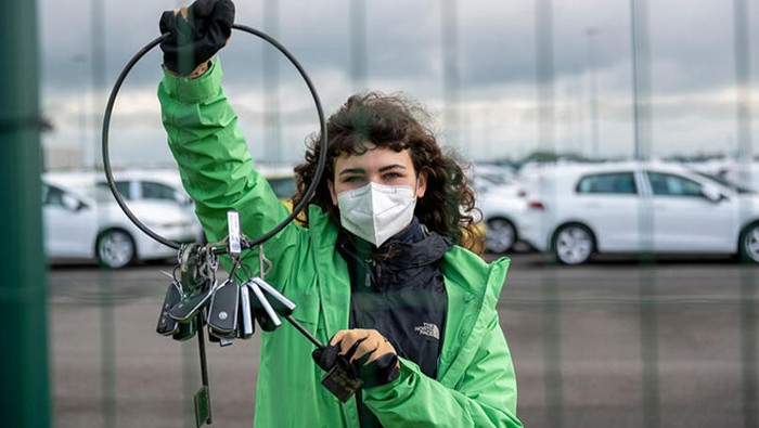 Aktivis Greenpeace Ambil Kunci Mobil VW yang Akan Diekspor Sebagai Bentuk Protes