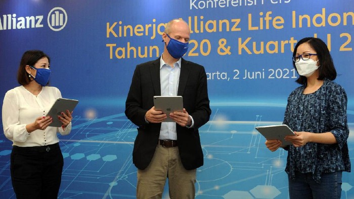 Allianz Catat Pertumbuhan Positif Karin Zulkarnaen, Chief Marketing Officer Allianz Life Indonesia, Joos Louwerier, Country Manager & Presiden Direktur Allianz Life Indonesia dan Cui Cui, Chief Financial Officer Allianz Life Indonesia berbincang mengenai kinerja Allianz Life Indonesia di tahun 2020 dan kuartal I 2021. Allianz Life Indonesia mencatatkan pertumbuhan yang kuat dan membuktikan komitmen untuk senantiasa menyediakan perlindungan terbaik bagi nasabah.