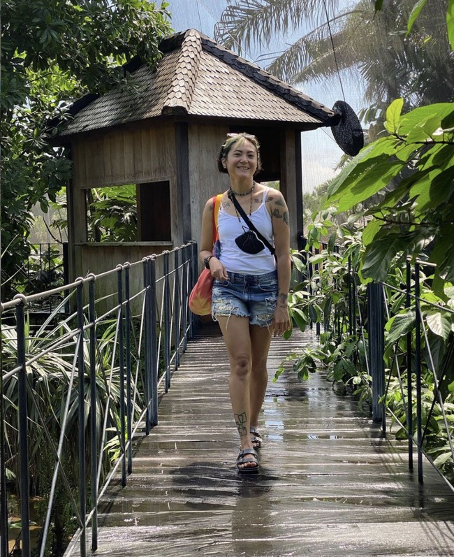 Artis Poppy Sovia menurunkan berat badan hingga 25 kg setelah melahirkan anak pertamanya pada 2019. Diet yang dijalaninya adalah mengurangi makan nasi, memperbanyak sayur dan buah serta minum air putih minimal tiga liter sehari. Foto: Instagram