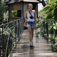 Artis Poppy Sovia menurunkan berat badan hingga 25 kg setelah melahirkan anak pertamanya pada 2019. Diet yang dijalaninya adalah mengurangi makan nasi, memperbanyak sayur dan buah serta minum air putih minimal tiga liter sehari. Foto: Instagram