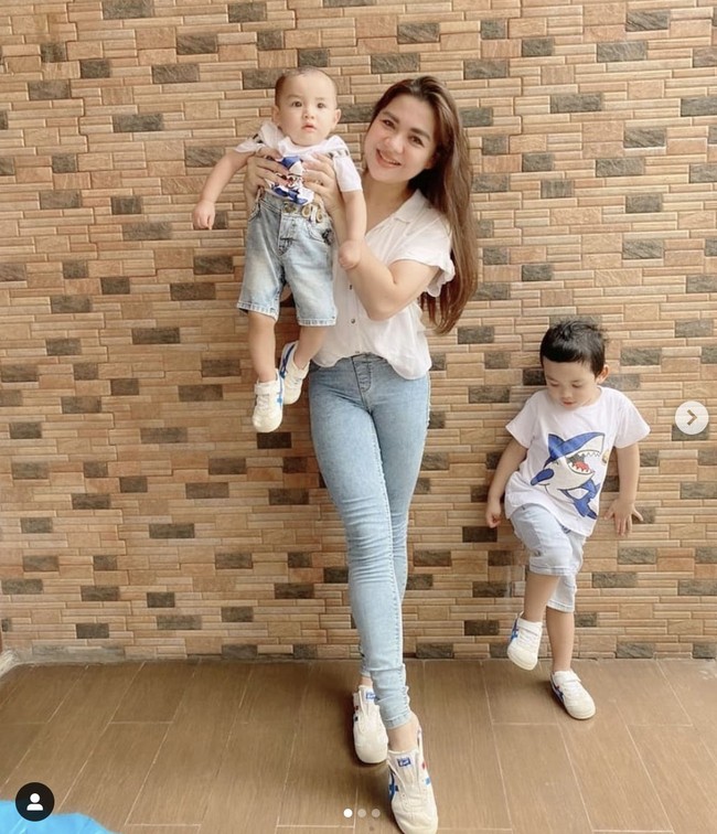 Vicky Shu berusaha menurunkan berat badannya setelah melahirkan anak keduanya pada 2020. Vicky menjalani diet karena berat badannya mencapai 86 kg usai melahirkan. Diet dengan terlebih dahulu konsultasi pada ahli gizi, Vicky Shu Vicky Shu pantang makan makanan berminyak, santan, dan terasi.  Foto: Instagram