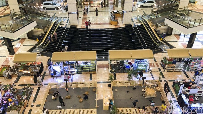 Beragam pusat perbelanjaan dapat ditemui di Jakarta. Salah satunya pusat perbelanjaan ini yang sediakan tempat bermain dengan hewan untuk pengunjung.