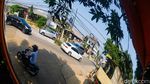 Awas! Ada Tiang-tiang Besi di Tengah Jalan Cinere