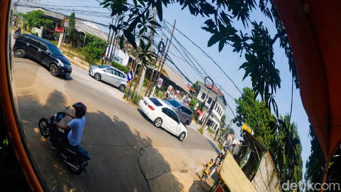 Tiang-tiang besi berdiri di tengah jalan di Cinere, Depok, usai pelebaran jalan dekat pintu tol Brigif. Begini penampakannya.