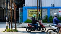 Adanya tiang di tengah jalan ini membuat pengendara berhati-hati saat melintas.