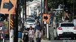 Awas! Ada Tiang-tiang Besi di Tengah Jalan Cinere