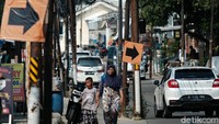 Beberapa tiang sudah dipasang di pinggir jalan. Tetapi kabel belum dipindahkan.