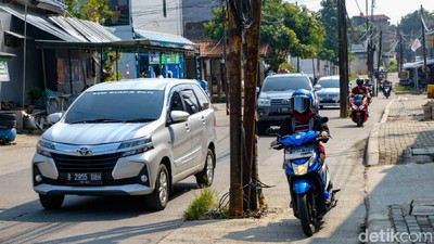 Awas! Ada Tiang-tiang Besi di Tengah Jalan Cinere