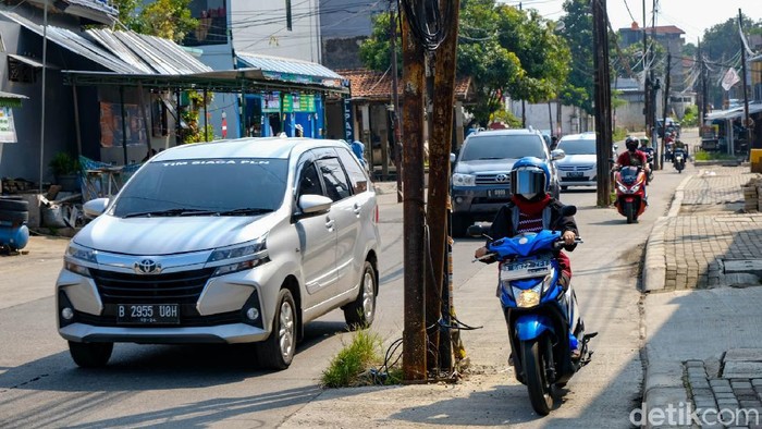 Tiang-tiang besi berdiri di tengah jalan di Cinere, Depok, usai pelebaran jalan dekat pintu tol Brigif. Begini penampakannya.