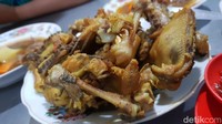 Hasilnya, ayam goreng bertekstur basah mirip ayam goreng Purwakarta. Teksturnya empuk juicy dengan rasa gurih yang puaskan selera.
