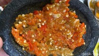 Kalau mau yang lebih pedas, cobalah sambal bawang di sini. Diracik dari cabai rawit merah yang pedasnya nampol.