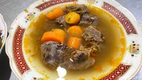 Selain ayam goreng, kamu bisa cicip sop daging/buntut di sini. Harganya Rp50.000 per porsi.