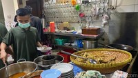 Saat ke rumah makan Ayam Goreng Pak Supar, kamu bisa mengintip proses penggorengan ayam di bagian depan rumah makan.