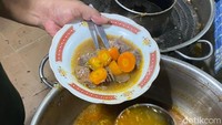 Potongan dagingnya empuk dengan pelengkap kuah gurih berempah dan irisan wortel.