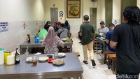 Ruman makan Ayam Goreng Pak Supar berlokasi di Jl. Moh. Suyudi No.48. Buka sejak pagi hingga malam, ayam gorengnya tak pernah sepi peminat!
