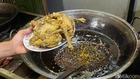 Ayam kampung tidak diungkep, tetapi hanya direndam dalam air berbumbu kemudian digoreng.