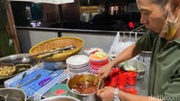 Ayam goreng ini makin enak dicocol sambal manis yang merupakan paket bersantap di sini. Harga per potong ayam di sini Rp22.000.