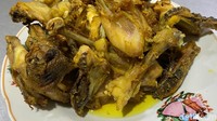 Menu andalannya tentu saja ayam goreng yang gurih nikmat. Dibuat dari ayam kampung muda dengan beragam bumbu rempah.